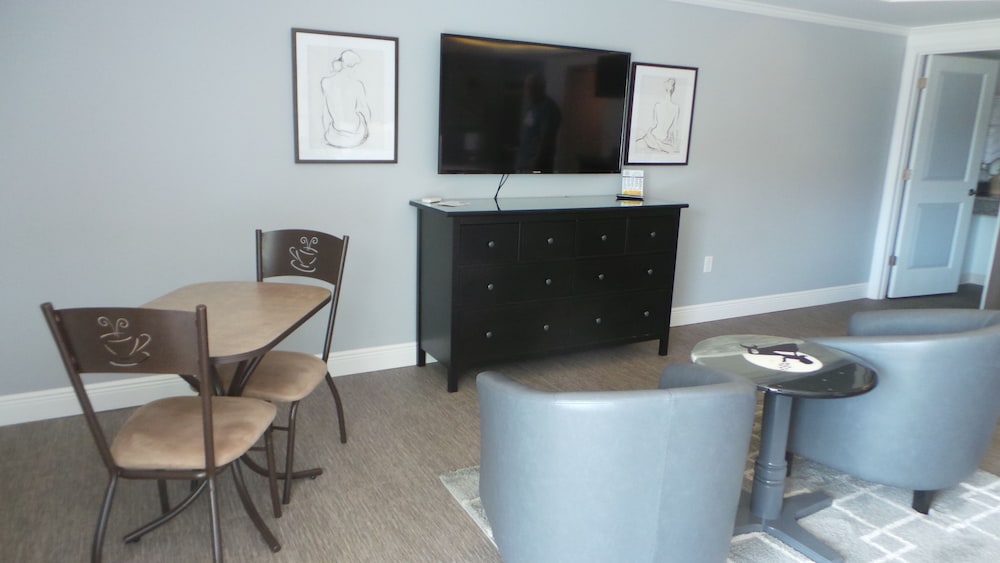 Deluxe Room, 2 Queen Beds, Kitchenette (with Balcony) photo 2