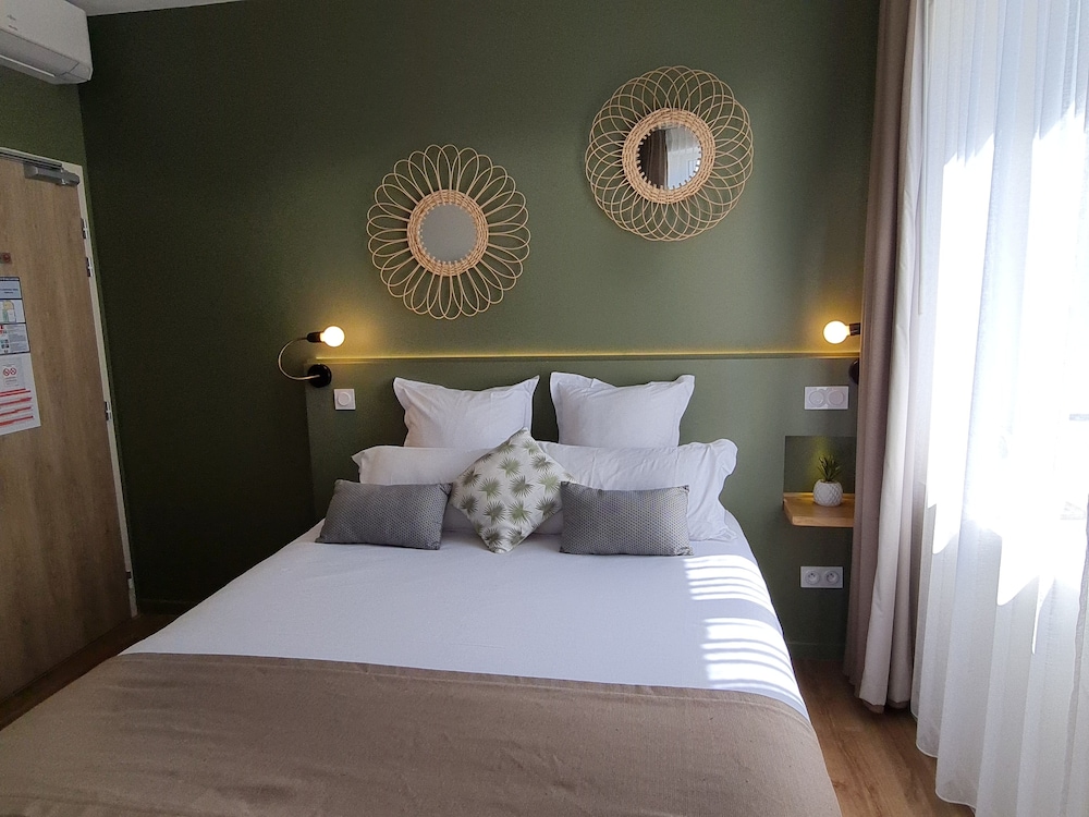 Standard Double Room, City View - Photo 19