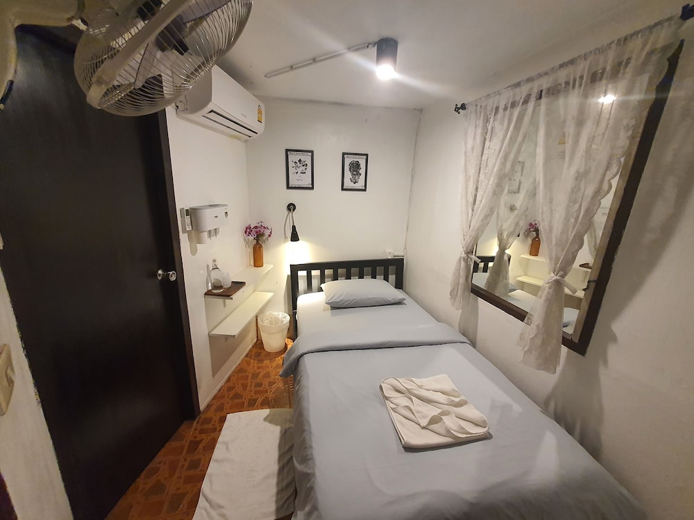 Basic Single Room, 1 Twin Bed, Shared Bathroom photo 1