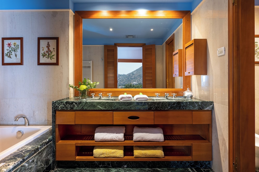 Family Hotel Suite Sea View (Two-Bedroom) - Photo 4
