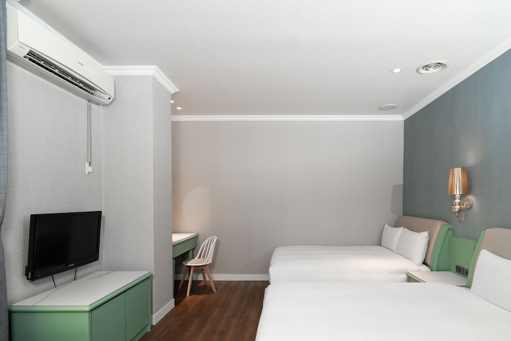Family Triple Room, Multiple Beds (2021 renovated) photo 3