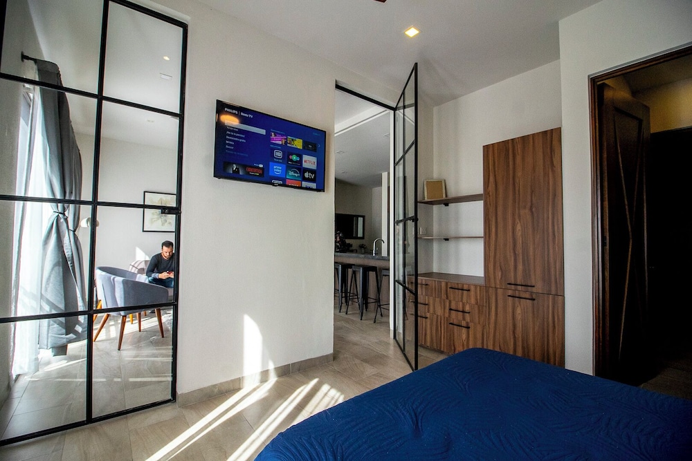 Deluxe Room, 1 King Bed, Non Smoking, Pool View - Photo 4