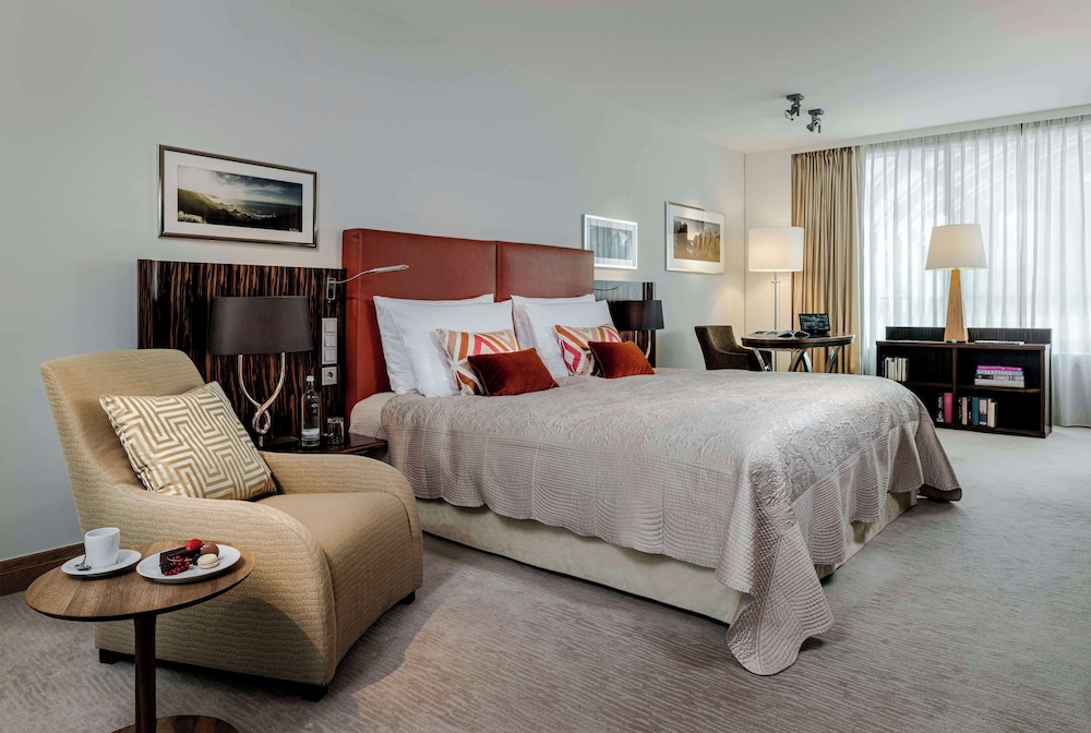 Signature Suite, Patio, City View - Photo 4