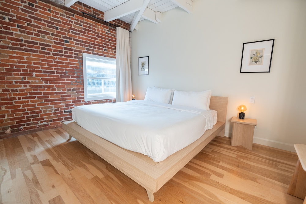 BA502 - Barricade Penthouse photo 3