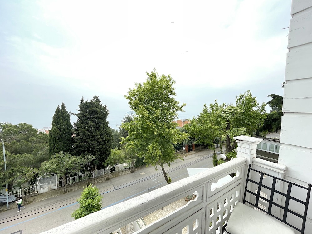 Deniz Manzarali Fransiz Balkonlu Oda - Photo 11