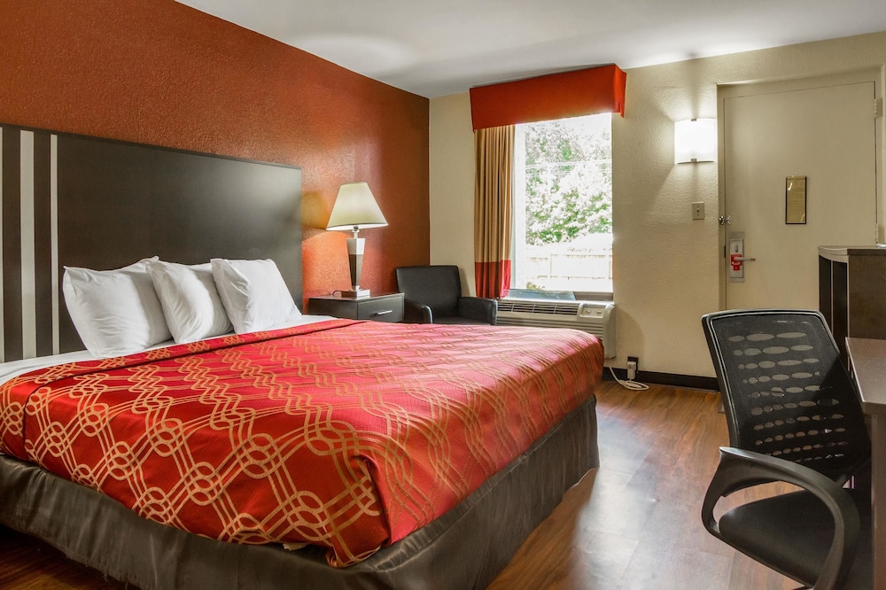 Standard Room, 1 Queen Bed, Non Smoking - Photo 10