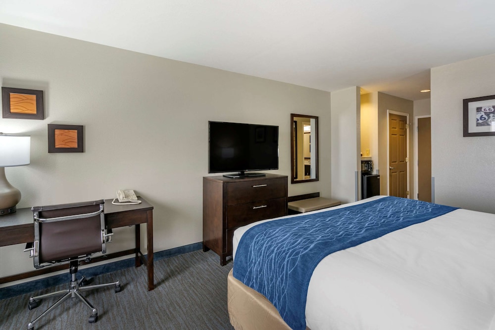 Standard Room, 1 King Bed, Non Smoking - Photo 3