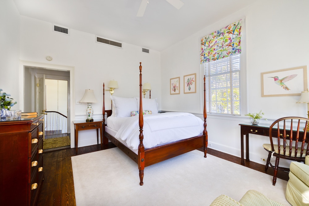 Room 5, Queen Room