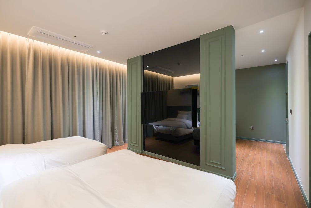 Premier Suite Twin Room - Photo 5