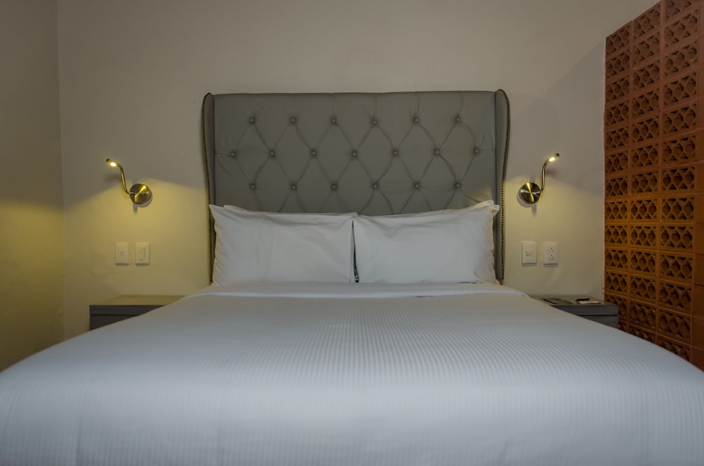 Deluxe Room, 1 Queen Bed photo 2