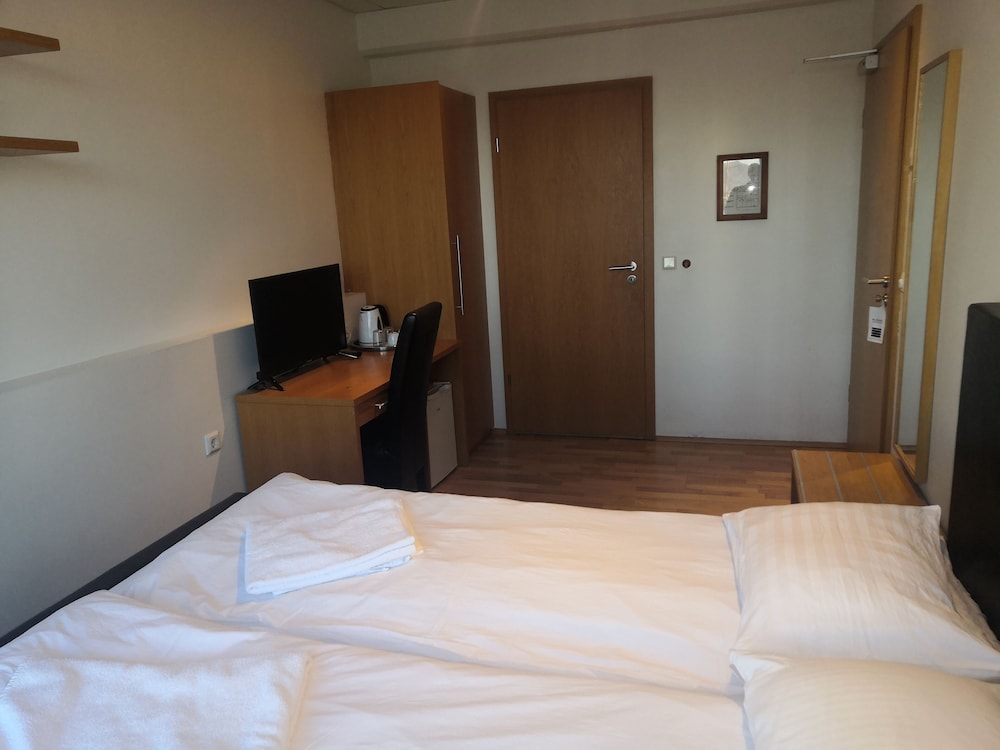 Standard Double Room, 1 Queen Bed, Shared Bathroom, City View photo 1