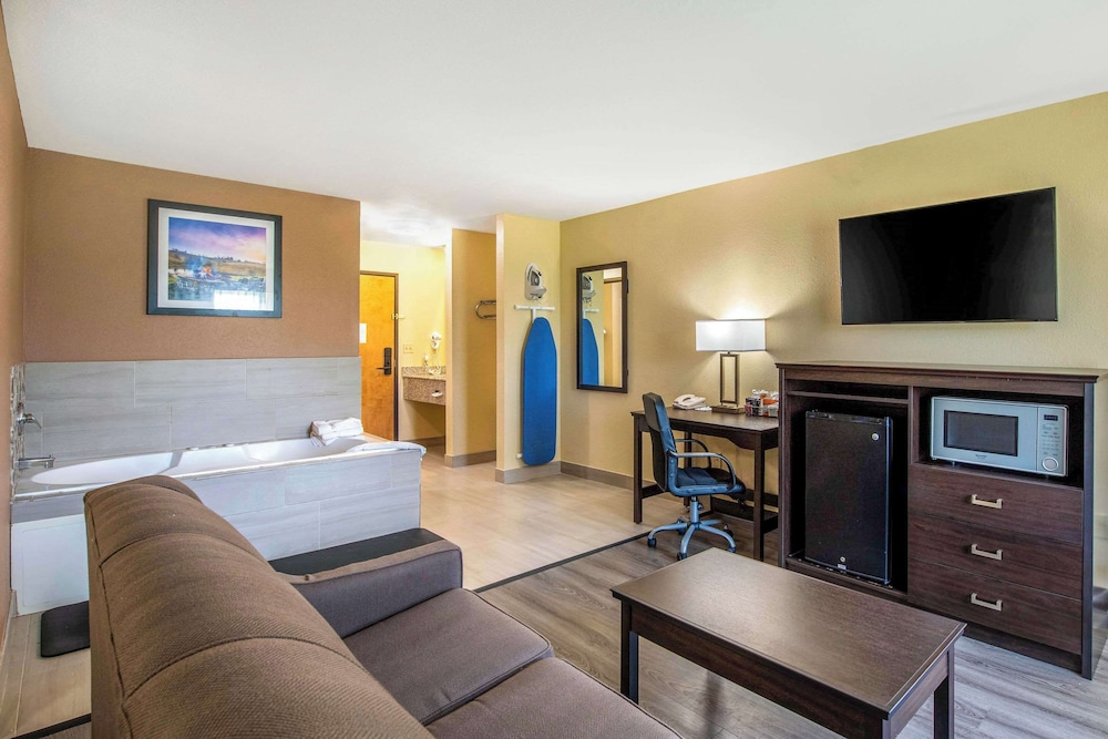 Suite, 1 King Bed, Non Smoking - Photo 1