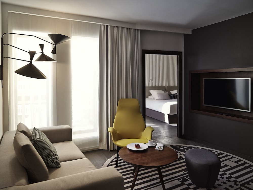 Suite, 1 King Bed, Pool View (Pool Suite)