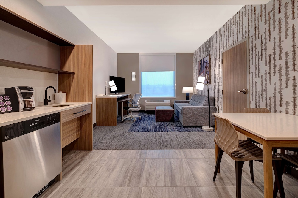 Suite, 1 King Bed, Accessible (Roll-In Shower) - Photo 3
