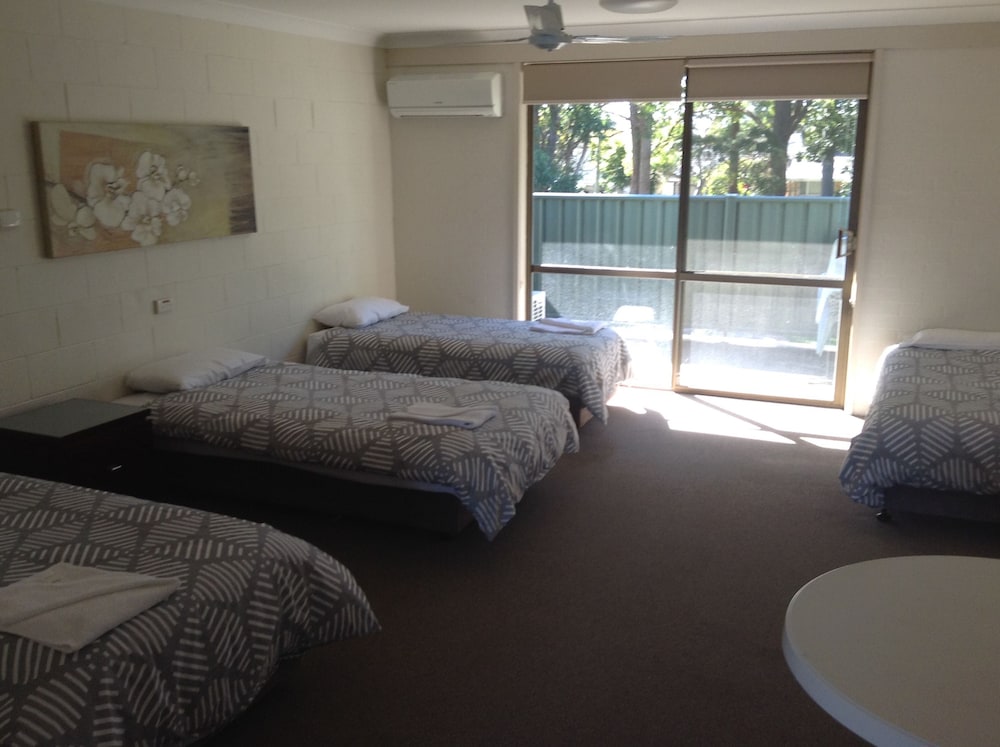 Large Family Room with Ensuite photo 3