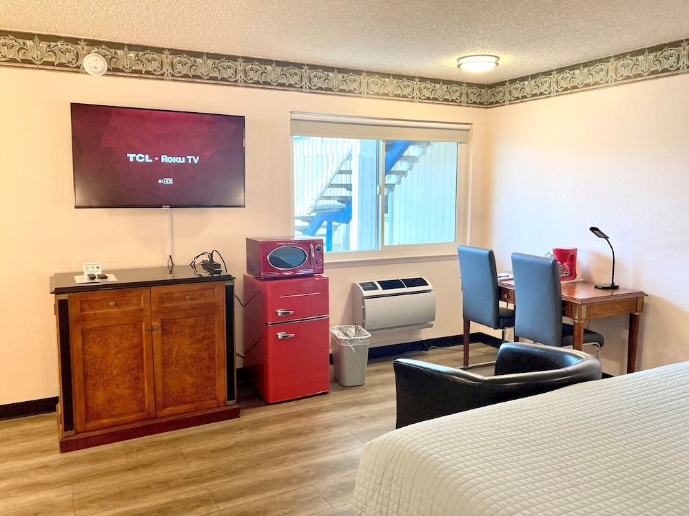 Standard Room, 1 King Bed, Non Smoking - Photo 2