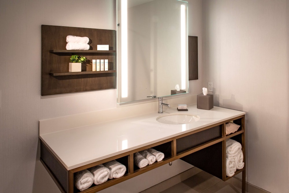 Room, 1 King Bed (Drinks-Snacks) - Photo 7