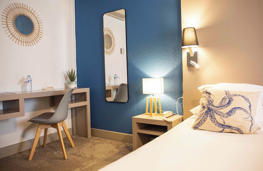 Comfort Room, port side - Photo 4