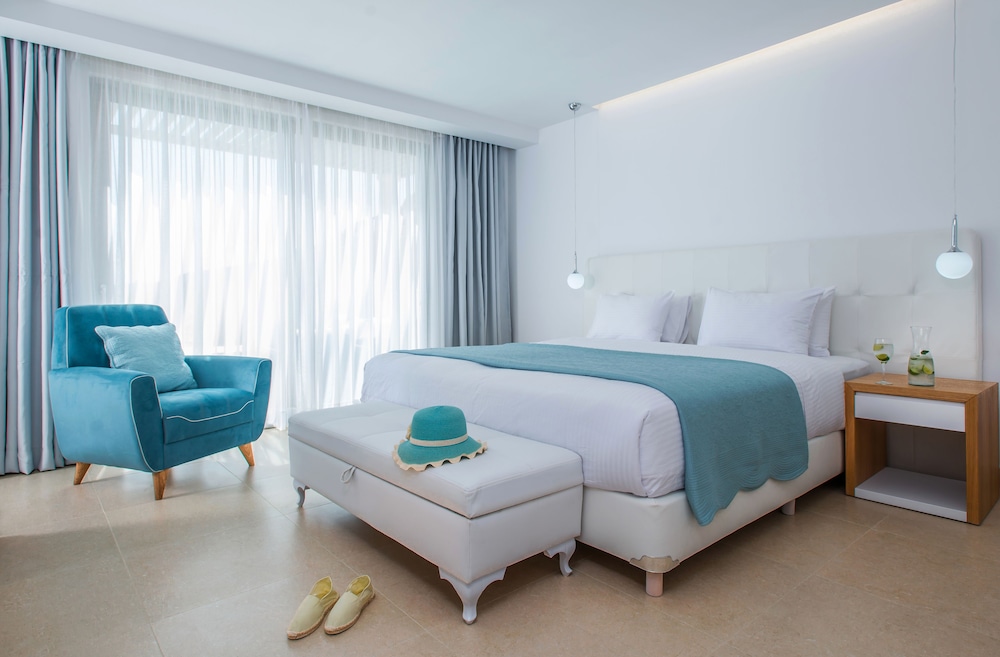 Senior Suite, Jetted Tub, Sea View photo 2