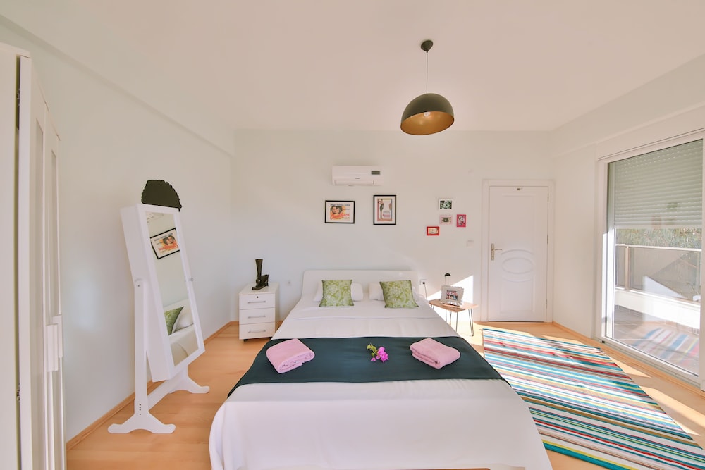 Myra - Duplex 3 Bed Apartment with Pool and 2 Showers
