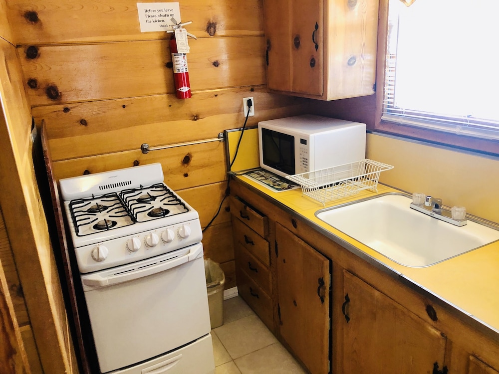 Cabin 1 - 1 Queen Bed with Full Kitchen photo 3