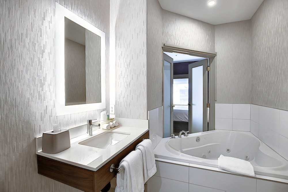Suite, 1 King Bed, Jetted Tub - Photo 5