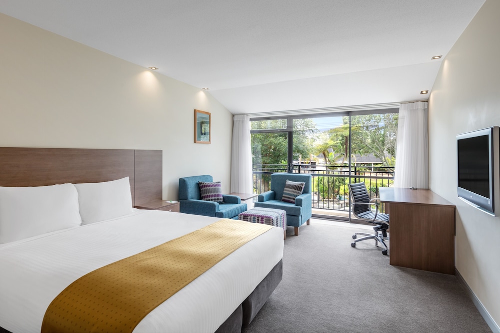 Standard Room, 1 King Bed, Garden View - Photo 4