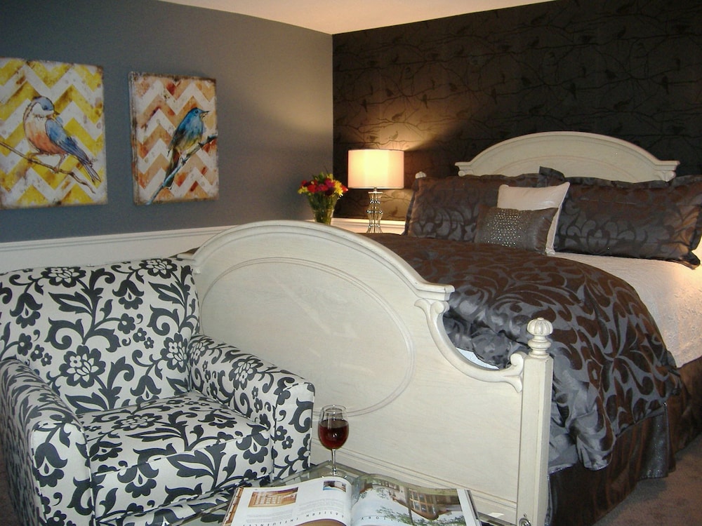 Luxury Suite, 1 King Bed, Private Bathroom (Volery Suite - Lower Deck) photo 2