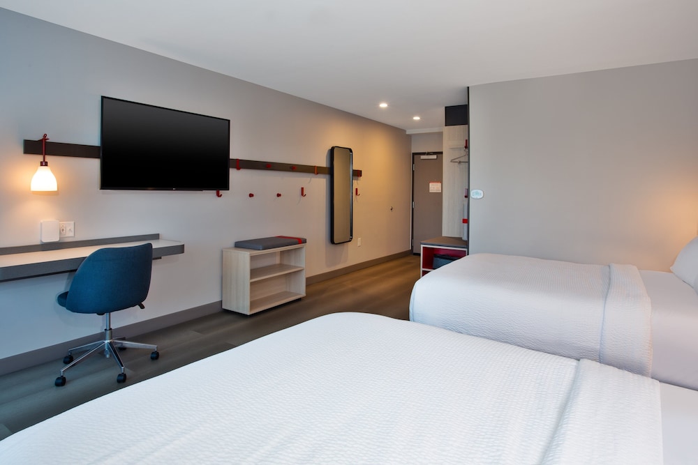 Standard Room, 2 Queen Beds, Roll-in Shower (Mobility) - Photo 7