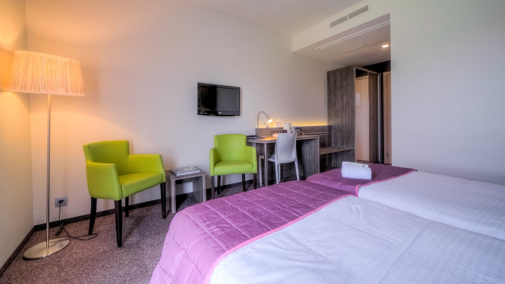 Standard Twin Room - Photo 4