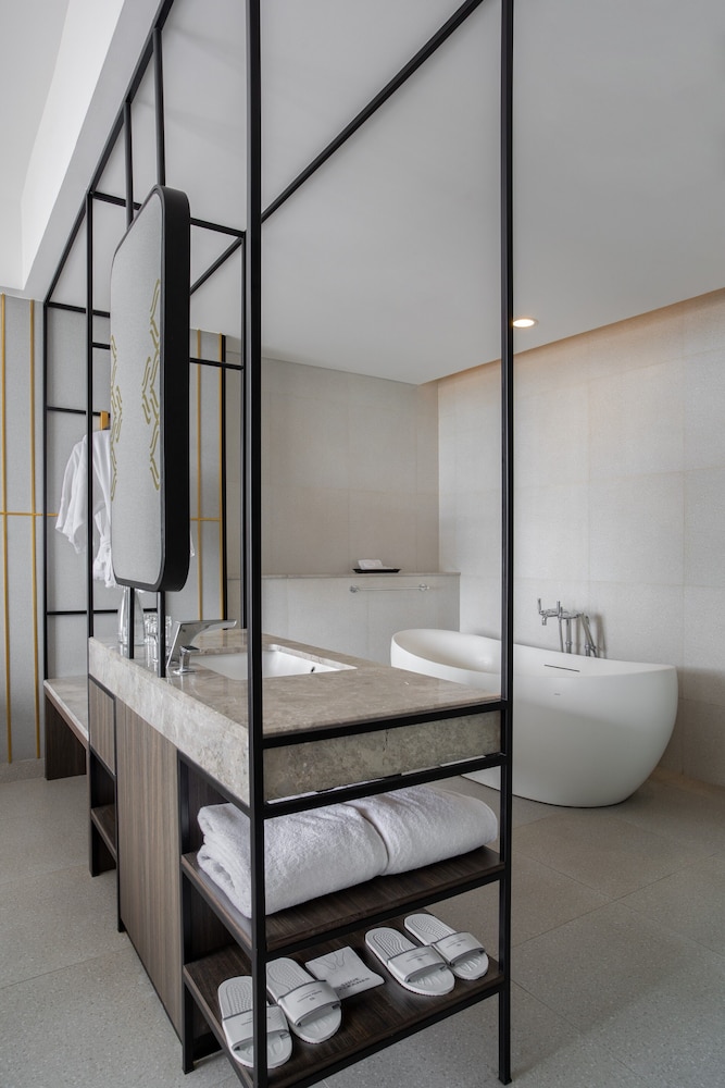 Santika Suite Room King - Photo 3