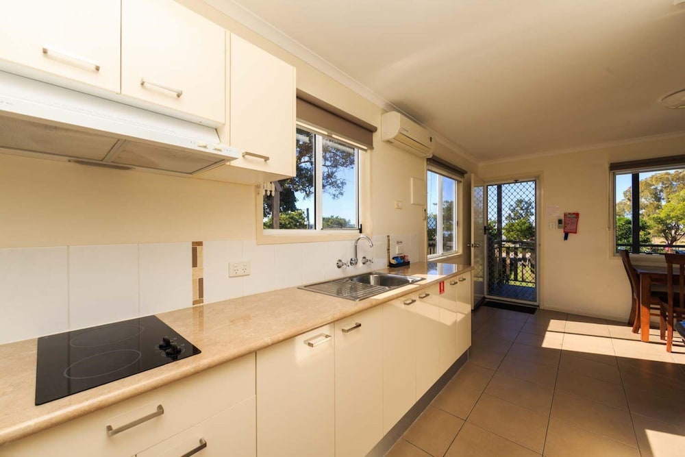 Standard Cabin River View - Sleeps 6 - Dog Friendly photo 3
