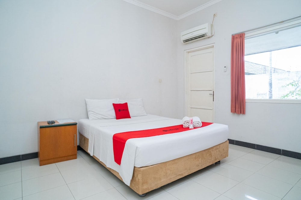 Double Room (RedDoorz) - Photo 9