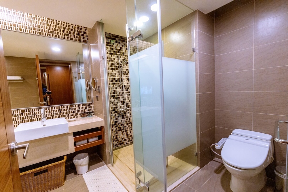 Deluxe Cityview Double Twin A, Bathtub - Photo 13