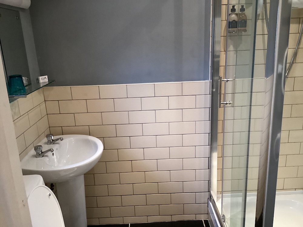Single Room, Ensuite photo 3
