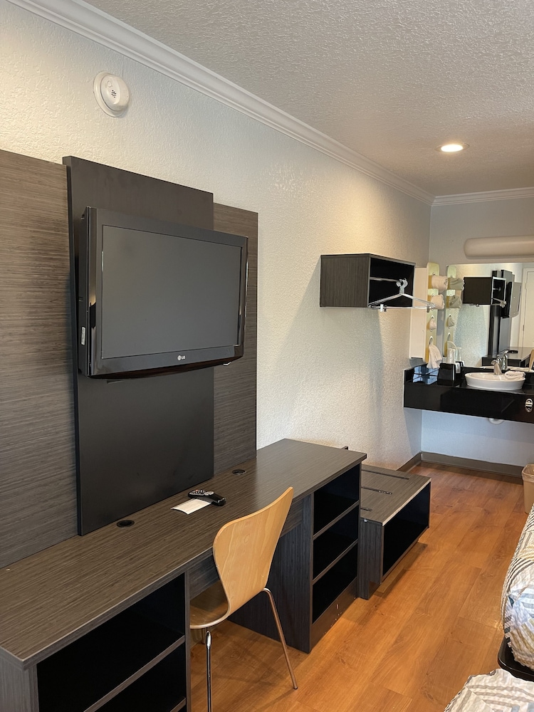 Deluxe Room, 2 Queen Beds, Non Smoking, Refrigerator