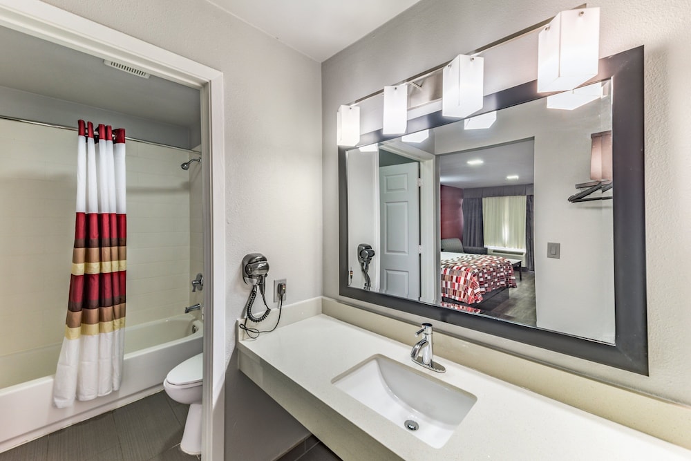 Superior Room, 1 King Bed, Jetted Tub (Smoke Free) - Photo 4