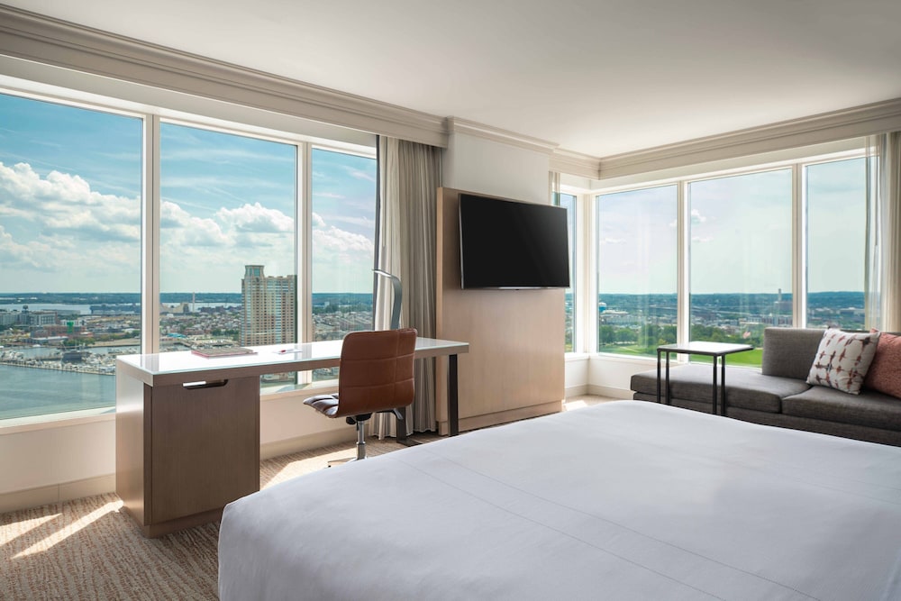 Room, 1 King Bed, Harbor View, Corner - Photo 11