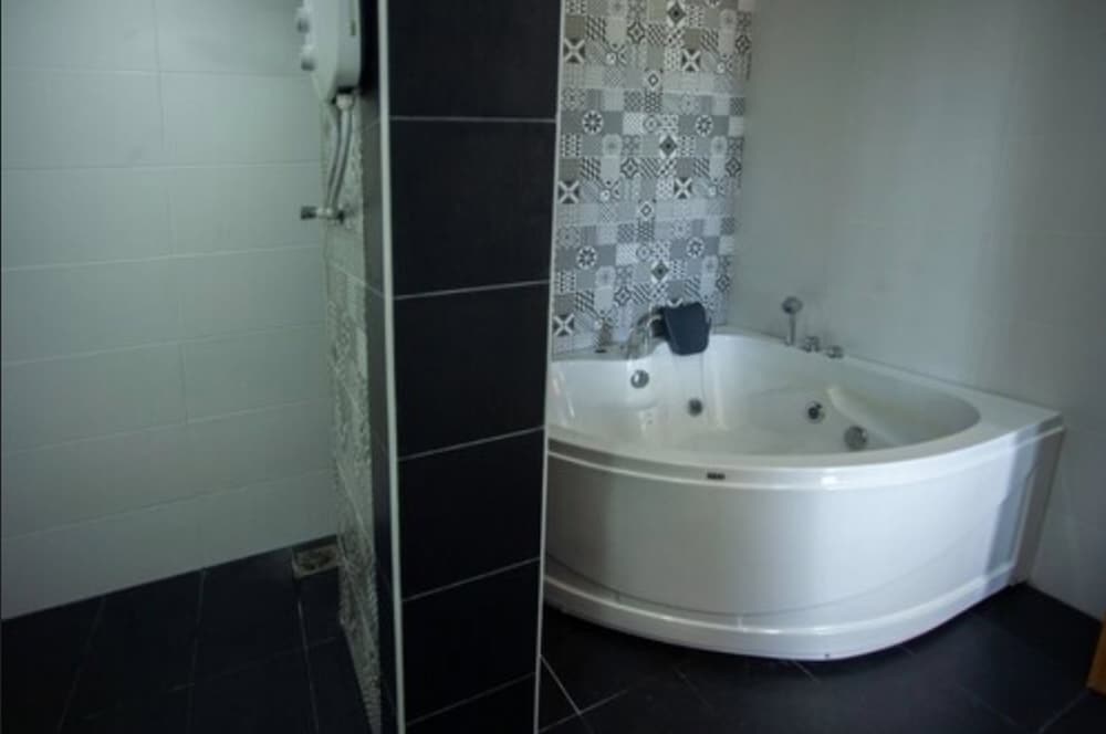Suite Room - Photo 12