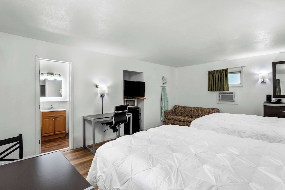Room, 1 King Bed, Non Smoking (Queen Bed) - Photo 4