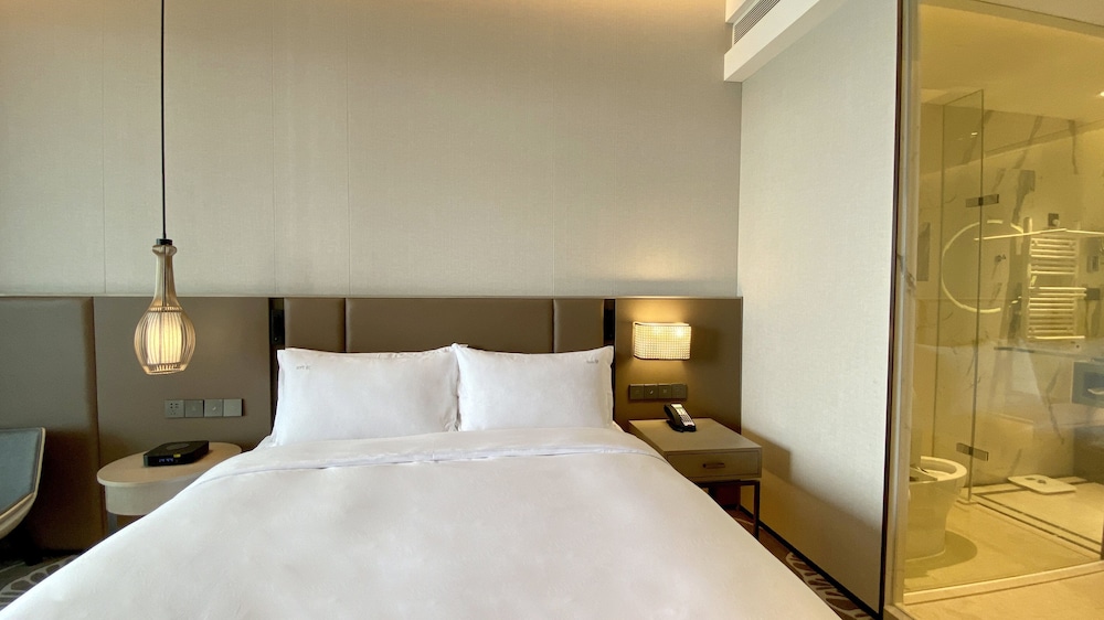 Suite, 1 King Bed, Lake View - Photo 4