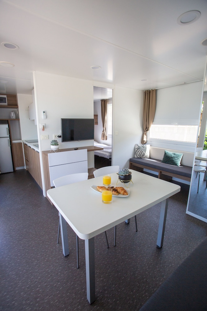 Basic Mobile Home, 2 Bedrooms, Garden View photo 2