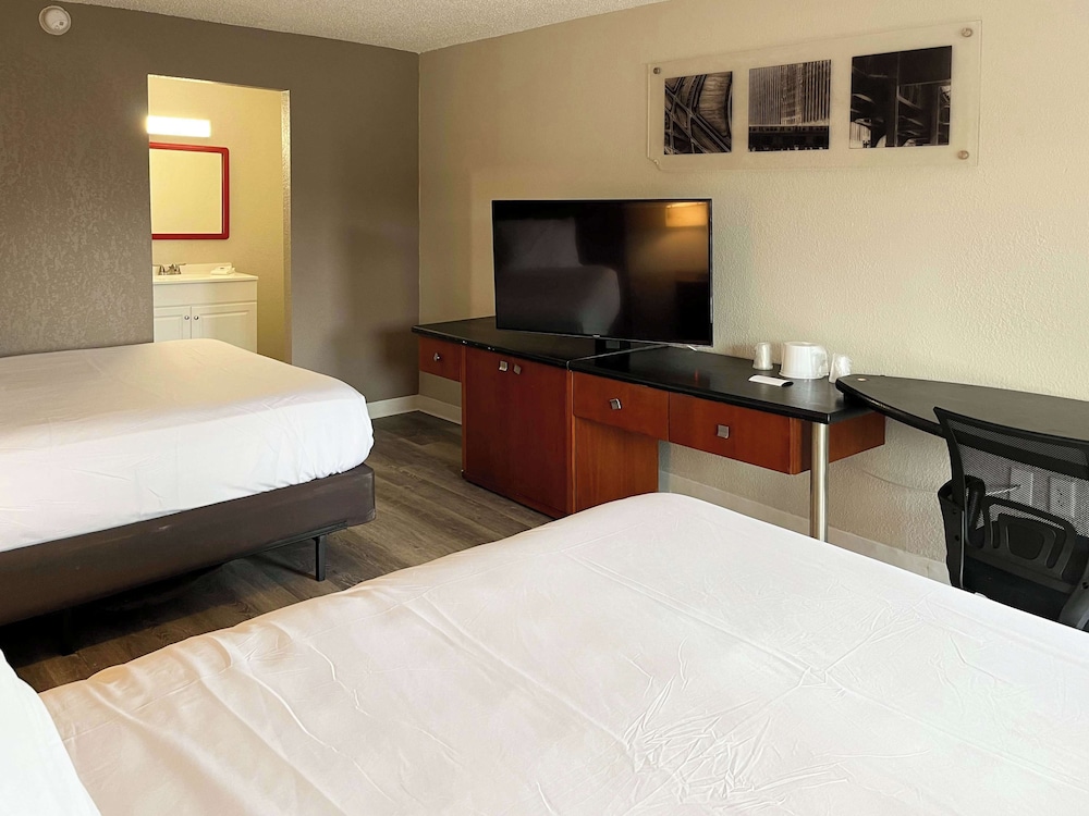 Deluxe Room, 2 Queen Beds, Non Smoking, Refrigerator & Microwave photo 3
