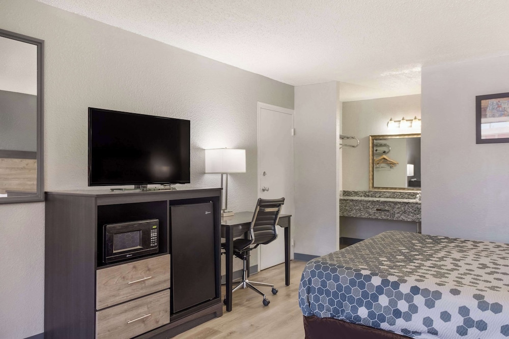 Standard Room, 1 King Bed, Non Smoking - Photo 2