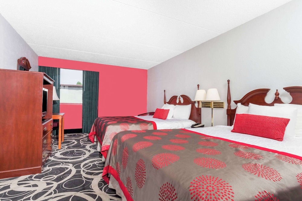 1 King and 1 Queen Bed, Two-Bedroom, Suite, Non-Smoking photo 1