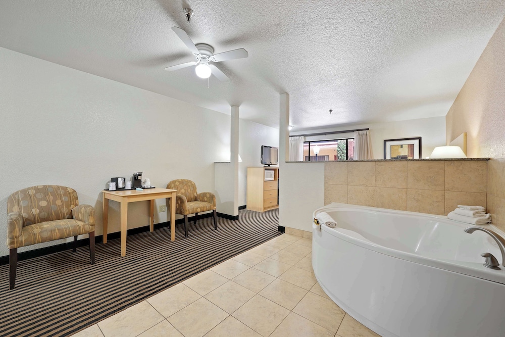 Suite, 1 Queen Bed, Non Smoking, Refrigerator & Microwave (Oversized Room) - Photo 2