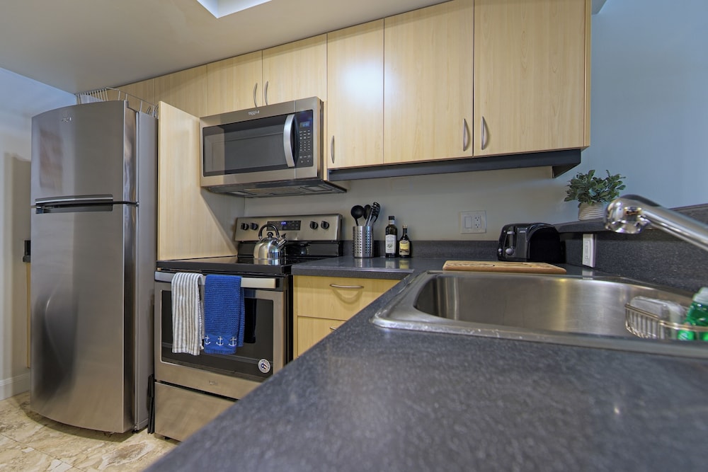 Comfort Apartment, 1 Queen Bed with Sofa bed, Kitchen photo 3