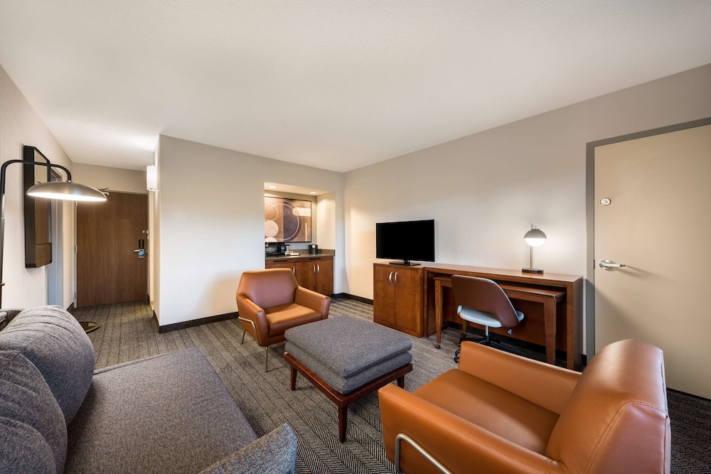 Superior Suite, 1 King Bed with Sofa bed (One Bedroom) photo 3