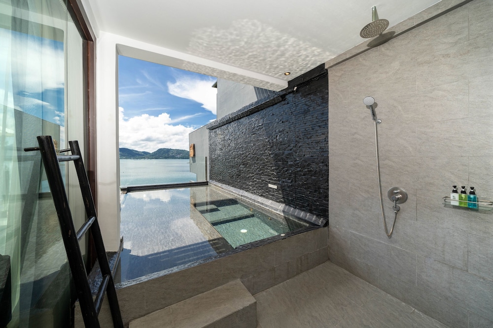 Oceanfront Deluxe - Photo 5