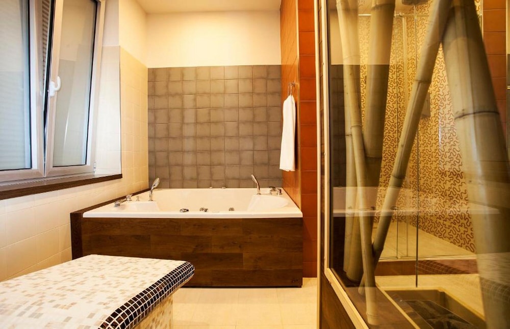 Royal Apartment, 1 Bedroom, Hot Tub - Photo 11